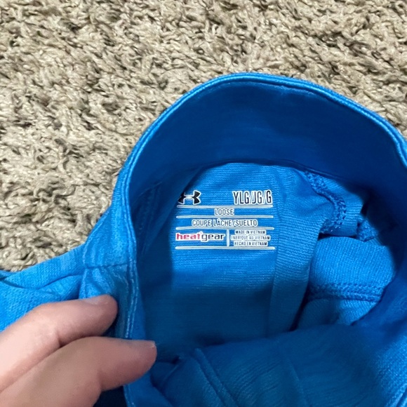 ⭐️Light Weight Under Armour Pull Over⭐️ - Picture 3 of 4